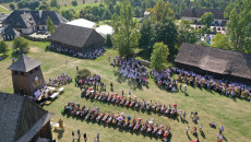 uczestnicy dożynek widok z lotu ptaka