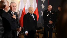 Andrzej Bętkowski, Jarosław Kaczyński Oraz Strażacy W Sali Remizy Osp