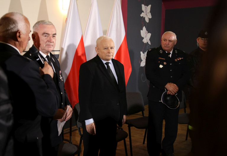 Andrzej Bętkowski, Jarosław Kaczyński Oraz Strażacy W Sali Remizy Osp