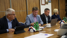 Andrzej Swajda, Arkadiusz Bąk, Grzegorz Świercz I Renata Janik Siedzą Na Sali Posiedzeń Za Stołami