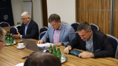 Arkadiusz Bąk, Grzegorz Świercz I Andrzej Swajda Siedzą Za Stołem