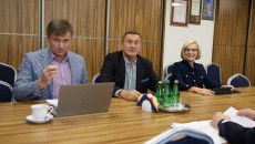 Arkadiusz Bąk, Grzegorz Świercz I Renata Janik Siedzą Za Stołem W Sali Obrad