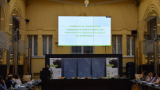 Ekran Z Napisami Wiszący W Sali Konferencyjnej