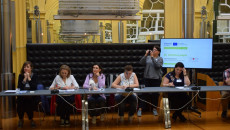Grupa Kilku Kobiet Siedzi Za Stołem Konferencyjnym