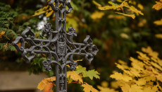 Krzyż Nagrobkowy, W Tle Jesienne Liście Drzew