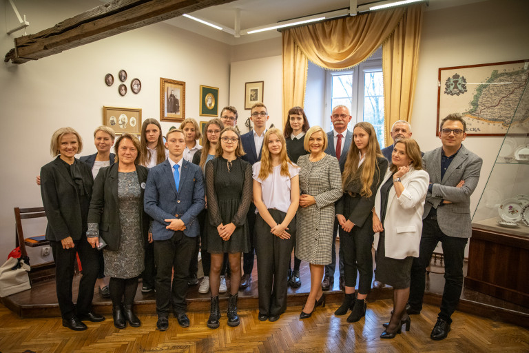 Laureaci Nagrody Oraz Zaproszeni Gości Pozują Do Wspólnego Zdjęcia