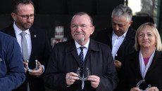 Marek Bogusławski W Otoczeniu Grupy Osób Trzyma W Dłoniach Podkowę