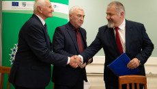 Podpisywanie Umów Oraz Składanie Gratulacji Beneficjentom Przez Marka Jońcę I Andrzeja Bętkowskiego (1)