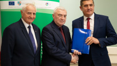 Podpisywanie Umów Oraz Składanie Gratulacji Beneficjentom Przez Marka Jońcę I Andrzeja Bętkowskiego (10)