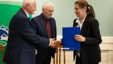 Podpisywanie Umów Oraz Składanie Gratulacji Beneficjentom Przez Marka Jońcę I Andrzeja Bętkowskiego (18)