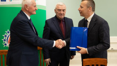 Podpisywanie Umów Oraz Składanie Gratulacji Beneficjentom Przez Marka Jońcę I Andrzeja Bętkowskiego (20)