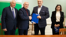 Podpisywanie Umów Oraz Składanie Gratulacji Beneficjentom Przez Marka Jońcę I Andrzeja Bętkowskiego (28)