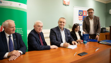 Podpisywanie Umów Oraz Składanie Gratulacji Beneficjentom Przez Marka Jońcę I Andrzeja Bętkowskiego (29)