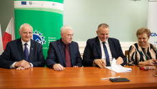 Podpisywanie Umów Oraz Składanie Gratulacji Beneficjentom Przez Marka Jońcę I Andrzeja Bętkowskiego (32)