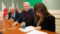 Podpisywanie Umów Oraz Składanie Gratulacji Beneficjentom Przez Marka Jońcę I Andrzeja Bętkowskiego (5)