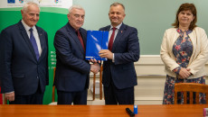 Podpisywanie Umów Oraz Składanie Gratulacji Beneficjentom Przez Marka Jońcę I Andrzeja Bętkowskiego (51)
