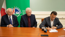 Podpisywanie Umów Oraz Składanie Gratulacji Beneficjentom Przez Marka Jońcę I Andrzeja Bętkowskiego (9)