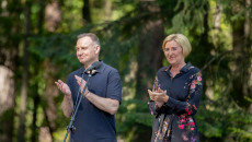 Prezydent Andrzej Duda Wraz Z Pierwszą Damą Zasadzili Drzewa Na Terenie Nadleśnictwa Suchedniów (21)