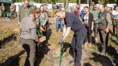 Prezydent Andrzej Duda Wraz Z Pierwszą Damą Zasadzili Drzewa Na Terenie Nadleśnictwa Suchedniów (7)