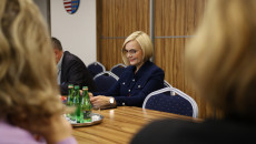 Renata Janik Siedzi Za Stołem