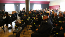 Strażacy Siedzący W Remizie Podczas Spotka Nia Z Wicepremierem