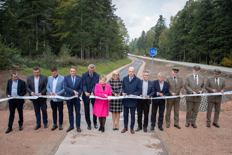 Uroczyste Przecięcie Wstęgi Podczas Otwarcia ścieżki Rowerowej (2)