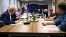 Zbiorowe Zdjęcie Uczestników Obrad Siedzących Za Stołami
