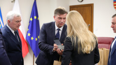 Arkadiusz Bąk Przekazuje Okolicznościowy Upominek Gościom Z Ukrainy