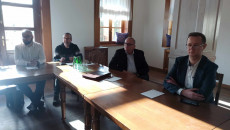 Czterech Mężczyzn Siedzi Za Stołem
