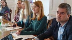Cztery Kobiety I Mężczyzna Siedzą Przy Stołach
