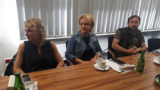 Dwie Kobiety I Mężczyzna Siedzą Przy Stole