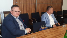 Dwóch Mężczyzn Siedzi Przy Stole