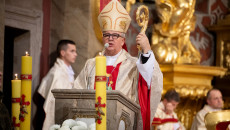 Biskup odprawia mszę w katedrze