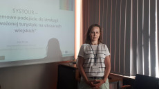 Kobieta Stoi Przed Ekranem Rzutnika