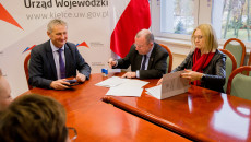 Marek Bogusławski Podpisuje Umowę