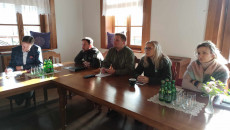 Piątka Osób Siedzi Za Stołami