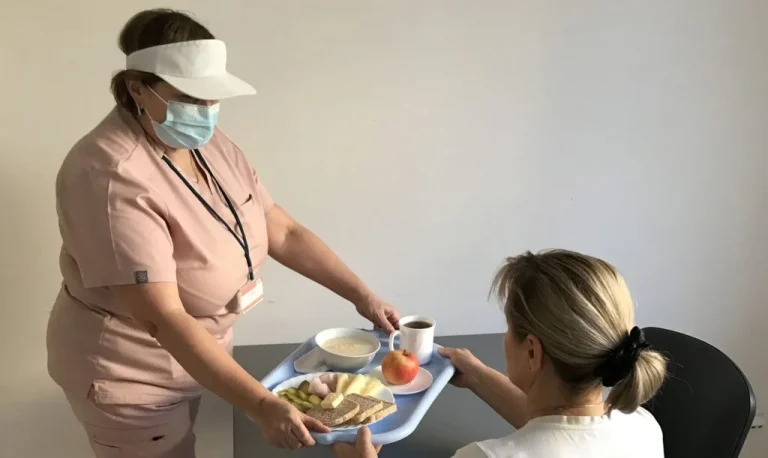 Pielęgniarka Podaje Na Tacy Posiłek Pacjentce