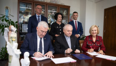 Podpisanie Umowy Na Dofinansowanie Zaz, Umowę Podpisują Andrzej Bętkowski, Stanisałw Słowik, Renata Janik (2)