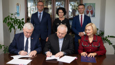 Podpisanie Umowy Na Dofinansowanie Zaz, Umowę Podpisują Andrzej Bętkowski, Stanisałw Słowik, Renata Janik (3)