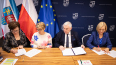 Umowy Na „przedszkolne Projekty” Podpisali Dziś Z Wnioskodawcami Marszałek  Andrzej Bętkowski, Wicemarszałek Renata Janik (17)