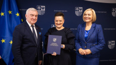 Umowy Na „przedszkolne Projekty” Podpisali Dziś Z Wnioskodawcami Marszałek  Andrzej Bętkowski, Wicemarszałek Renata Janik