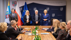 Umowy Na „przedszkolne Projekty” Podpisali Dziś Z Wnioskodawcami Marszałek  Andrzej Bętkowski, Wicemarszałek Renata Janik (25)