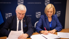 Umowy Na „przedszkolne Projekty” Podpisali Dziś Z Wnioskodawcami Marszałek  Andrzej Bętkowski, Wicemarszałek Renata Janik (8)
