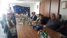 Zbiorowe Zdjęcie Uczestników Spotkania Siedzących Przy Stołach