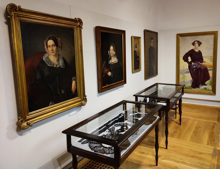 Ekspozycja Muzealna Gabloty I Portrety Kobiet