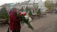 Wicemarszałek Marek Bogusławski składa kwiaty pod pomnikiem w Jędrzejowie
