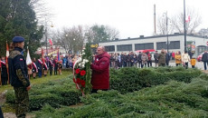 Wicemarszałek Marek Bogusławski składa kwiaty pod pomnikiem w Jędrzejowie