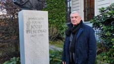 Marszałek Andrzej Bętkowski Pod Pomnikiem Popiersiem Marszałka Józefa Piłsudskiego