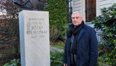 Marszałek Andrzej Bętkowski Pod Pomnikiem Popiersiem Marszałka Józefa Piłsudskiego