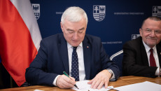 Andrzej Bętkowski Podpisuje Dokument